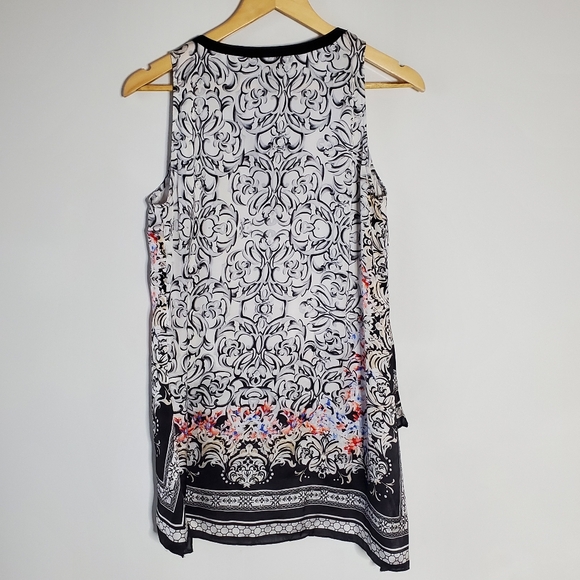 White House Black Market Women's black&White Floral Asymmetrical Sleeveless top - Picture 6 of 7